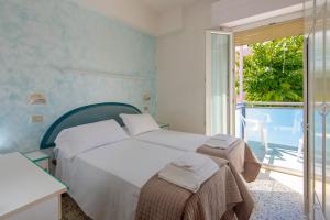 Postel nebo postele na pokoji v ubytování Hotel Baltic + 37 fotografií