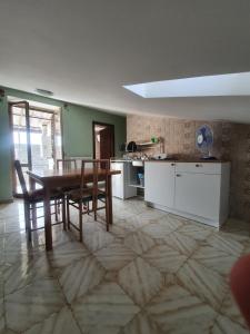 cocina con mesa y sillas en una habitación en Casa Casagiove 2 (CC2), en Caserta