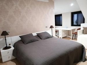 Schlafzimmer mit einem Bett, einem Schreibtisch und einem Stuhl in der Unterkunft Akkerland - Luxe vakantiehuisje met Infra-Rood sauna - 2 à 6 pers in Zonnebeke