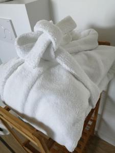a white towel sitting on top of a basket at Akkerland - Luxe vakantiehuisje met Infra-Rood sauna - 2 à 6 pers in Zonnebeke