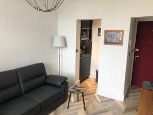 a living room with a couch and a table at Superbe appartement indépendant en centre ville in Vichy