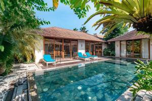 une image d'une villa avec une piscine dans l'établissement The Akasha Luxury Villas, à Seminyak