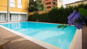 una piscina frente a un edificio en Mistral2 Hotel, en Oristano