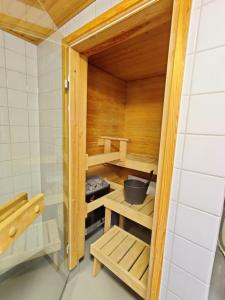 uma pequena sauna com uma tigela numa prateleira em Kotimaailma - Kaksio saunalla Herttoniemessä em Helsínquia