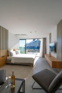 ein Schlafzimmer mit einem Bett und ein Wohnzimmer in der Unterkunft Akana Loft in Bodrum City