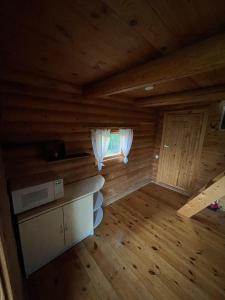 une vue de tête sur une cabine avec une cuisine et une fenêtre dans l'établissement MK Kodumajutus, à Võrumõisa
