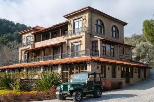 a green jeep parked in front of a building at Nadas Kazdağları in Çanakkale