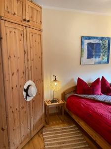 a bedroom with a red bed and a lamp at Wellenwiese 29 in Zingst