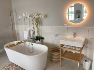 VillequierWhite House, maison d'hôtes的相册照片