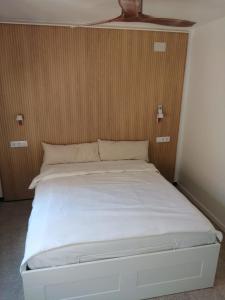 ein weißes Bett in einem Zimmer mit einer Decke in der Unterkunft Newly renovated 2 bed apartment in Blanes old town 50m from the beach! in Blanes