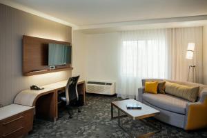 瓦拉瓦拉的住宿－沃拉沃拉萬怡酒店，酒店客房配有一张床、一张书桌和一张沙发。