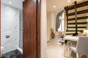 ブダペストにあるSzent István Apartmentsの廊下(ダイニングルーム、ワインセラー付) +214枚の写真