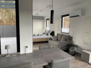 ein Wohnzimmer mit einem Sofa und einem Tisch in der Unterkunft Ferienhaus Residenz am Stausee in Schotten