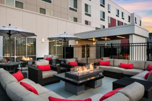 un patio dell'hotel con divani e tavoli con caminetti di Courtyard by Marriott Pullman a Pullman