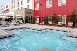 a large swimming pool with chairs and a building at Courtyard by Marriott Pullman in Pullman