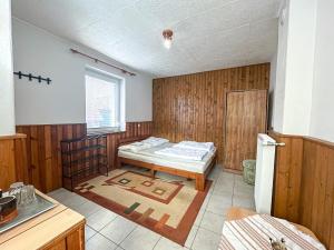 Una habitación con una cama en el medio. en Privát Safi, en Liptovský Mikuláš