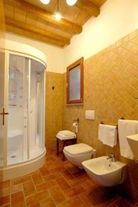 La salle de bains est pourvue de toilettes, d'un lavabo et d'une douche. dans l'établissement Hotel Ristorante da Righetto, à Campagnano di Roma