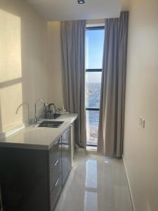 a kitchen with a sink and a large window at HIGH VIEW HOTEL فندق عالية الاطلالة in Hafr Al-Batin