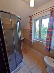 Koupelna v ubytování Domek Wypoczynkowy całoroczny U Agi z balią z jacuzzi i sauną