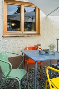 stół i krzesła siedzące obok okna w obiekcie Ferienwerk w mieście Ofterschwang