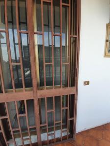una porta in legno con pannelli in vetro in una stanza di Casa Casagiove (CC) a Caserta