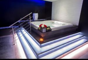 eine Badewanne auf einer Treppe in der Unterkunft Les Secrets Rooms in Hagondange