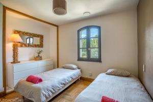 Letto o letti in una camera di Jacuzzi - Spa de nage - Parc arboré