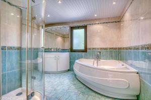 un bagno con vasca e doccia in vetro di Jacuzzi - Spa de nage - Parc arboré a Montaigu-de-Quercy Altre 16 foto
