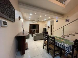 eine Küche und ein Esszimmer mit einem Tisch und Stühlen in der Unterkunft 3 Bedroom villa with Private Pool in North Goa in Assagao