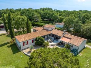 una vista aerea di una casa con cortile di Jacuzzi - Spa de nage - Parc arboré a Montaigu-de-Quercy