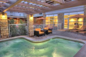 einen Pool auf einer Terrasse mit einem Tisch und Stühlen in der Unterkunft Courtyard by Marriott Gatlinburg Downtown in Gatlinburg