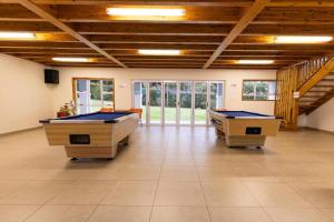 2 tafeltennistafels in een grote kamer bij Caribbean Estates Villa Raiya- Recently Developed! 4 bedroom unit in Port Edward