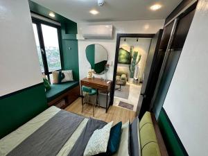 een kamer met een slaapkamer met een bed en een spiegel bij The DRYM Space — Curated Staycation in Mandaluyong in Manilla