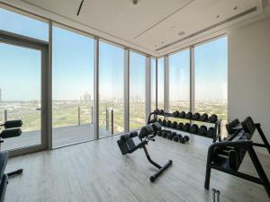 Fitness centrum a/nebo fitness zařízení v ubytování Manzil - Luxury 3BR in Taj Residencies with Golf Course and Dubai Skylines Views