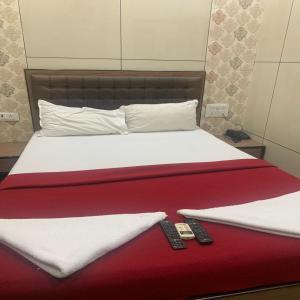 Postel nebo postele na pokoji v ubytování Hotel Royal Residency - Chembur
