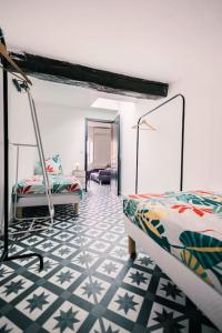 1 dormitorio con 2 camas y un suelo con estrellas en T3 pleincentre airconditionné, en Burdeos