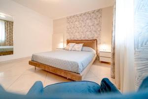 um quarto com uma cama e uma pessoa deitada no chão em Luxury Room em Montecatini Terme
