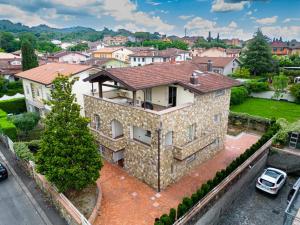 uma vista aérea de uma grande casa de pedra em Luxury Room em Montecatini Terme