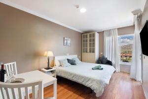 A bed or beds in a room at La Quinta