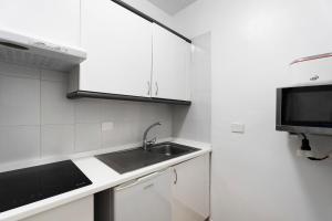 A kitchen or kitchenette at La Quinta