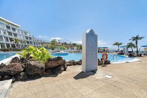 The swimming pool at or close to La Quinta