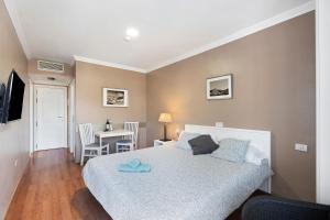 A bed or beds in a room at La Quinta