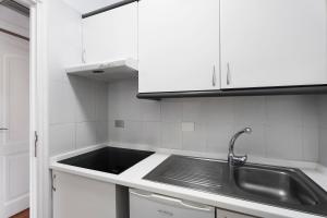 A kitchen or kitchenette at La Quinta
