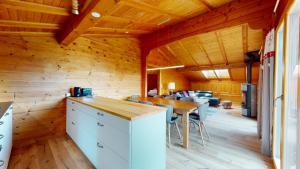 uma cozinha e sala de jantar com tecto em madeira em Apartment with spectacular view of the peaks em Crans-Montana