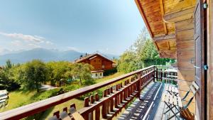 uma varanda com cadeiras e vista para as montanhas em Apartment with spectacular view of the peaks em Crans-Montana mais 17 fotografias