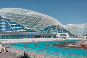 阿布達比的住宿－W Abu Dhabi - Yas Island，一座带弧形屋顶和游泳池的大型建筑