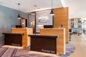 una oficina dental con dos escritorios de recepción en una habitación en Premier Inn Stuttgart Airport en Leinfelden-Echterdingen