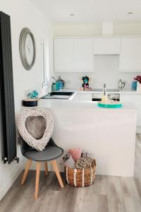 A kitchen or kitchenette at Sea Glass Lodge