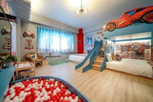 um quarto para crianças com um carro na parede em Yilan 1955 B&B Second Branch em Wujie