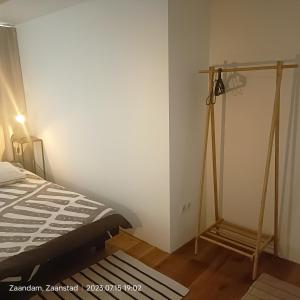een slaapkamer met een bed en een statief in een kamer bij Double room in private home in Zaandam